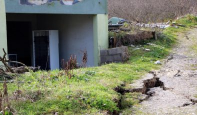 Düzce’de yine heyelan: Köyü adım adım yutuyor