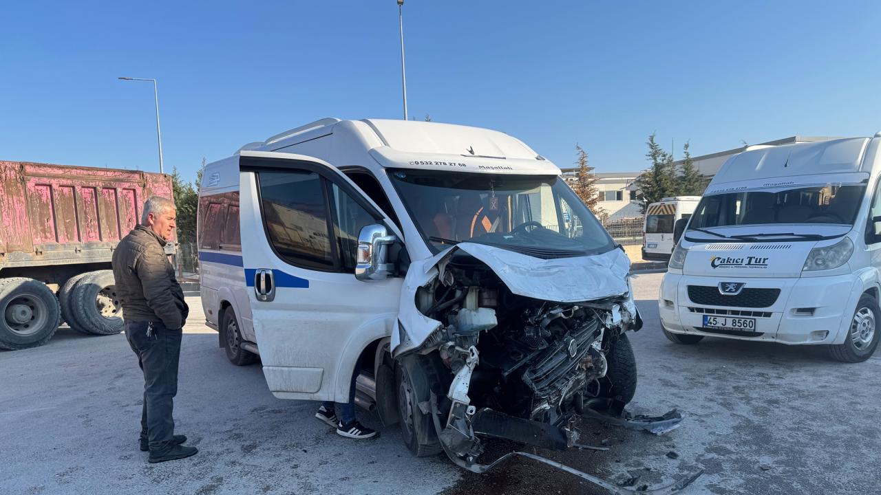 Manisa’da iki işçi servisi çarpıştı: 19 yaralı