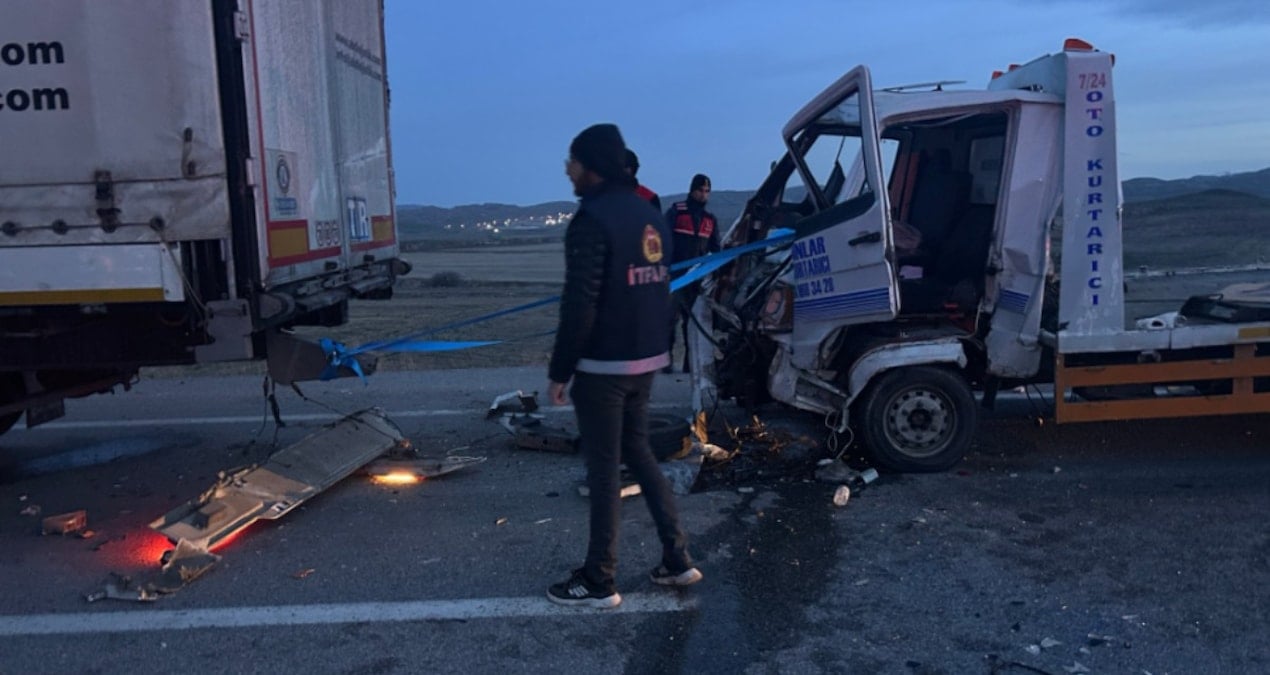 Yardım için duran TIR’a çekici çarptı: 1’i ağır, 3 yaralı