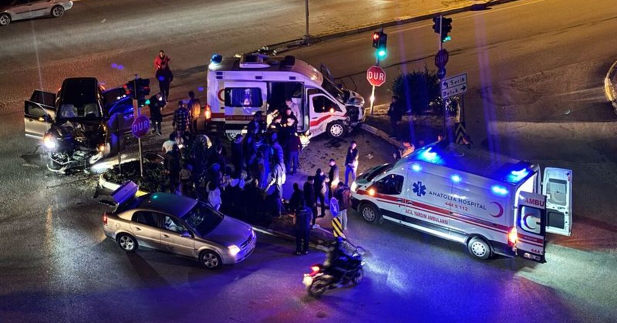 Ambulans ile otomobil çarpıştı: 9 yaralı